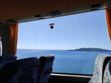 pogled na more kroz autobusko staklo