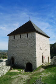 Stari grad Tešanj je izgrađen na vrhu stjenovitog brijega, uz rijeku Tešanjku. Utvrđenje se sastoji od dvije kule i stanovnici ovog gradića u srednjoj Bosni zovu ga Gradina