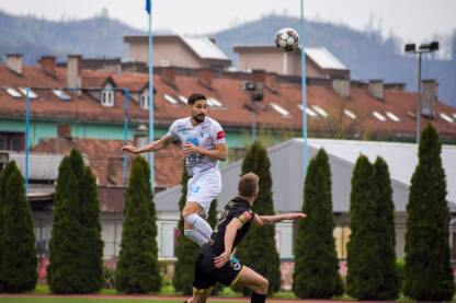 Skok igrača FK Tuzla City  za osvajanje lopte.