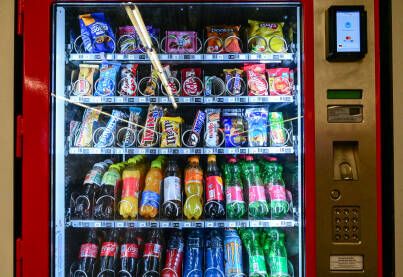 Automat. Samouslužni aparat za piće i grickalice. Automat za hladne napitke i grickalice na javnom mjestu.