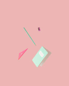 Školski pribor. Bilježnica, bojica, oštrilo i trokut lebde u zraku na ružičastoj pozadini.