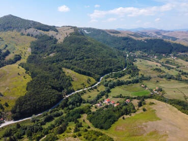 Brda i planine u Bosni i Hercegovini, pogled iz zraka dronom.