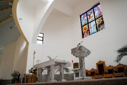 Unutrašnjost župne crkve u Komušini. Oltar i vintraž sa likom Isusa Hrista.