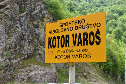 Tabla sa natpisom Sportsko ribolovno društvo Kotor Varoš. Republika Srpska, Bosna i Hercegovina.