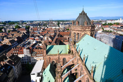 Strasbourg, Francuska: Panoramski pogled na centar grada. Katedrala