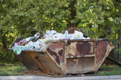 Kontejner za krupni otpad pun sitnog neklasifikovanog organskog i neorganskog smeća.