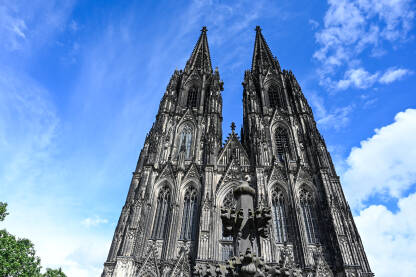 Katedrala, Njemačka u Kölnu. Katolička katedrala Svetog Petra u Kelnu najposjećenija je njemačka znamenitost. Druga je najviša crkva u Evropi.