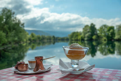Tufahija i bosanska kafa uz rijeku Unu