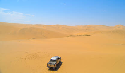 auto u pustinji  Namibije.