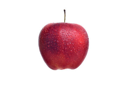 Crvena jabuka sa kapljicama na bijeloj pozadini