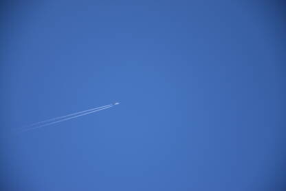 Putnički avion na plavom nebu koji leti po danu.