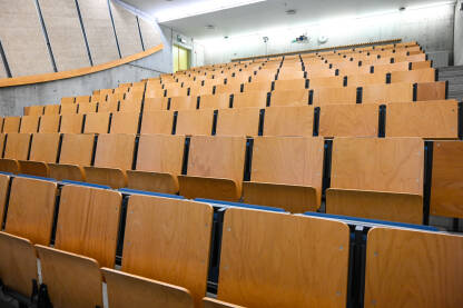 Sala za predavanje. Prazna učionica na na fakultetu.  Stolice i stolovi za predavanje. Amfiteatar.