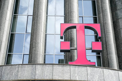 T-mobile logo na zgradi. Njemačka telekomunikacijska kompanija. Simbol T-mobile.