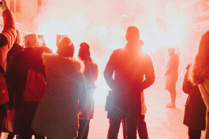 Grupa ljudi slavi pobjedu nakon utakmice za treće mjesto nogometne reprezentacije Hrvatske na Svjetskom prvenstvu u Kataru.