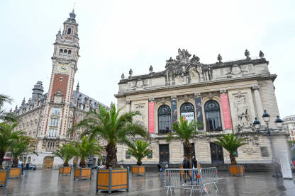 Lille, Francuska: Zgrada Opere i Trgovinska komora Lille, Francuska: Zgrada Opere i Trgovinska komora Lillea, poznata i kao Nova berza. Zgrade na trgu.