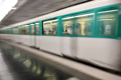 Voz se kreće brzo u podzemnoj željezničkoj stanici. Blurani metro. Transport.
