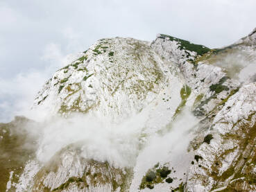 Magla i oblaci na planini, snimak dronom. Litice i stijene.