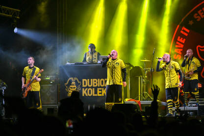 Dubioza kolektiv tokom nastupa. Dubioza kolektiv tokom nastupa. Koncert benda Dubioza Kolektiv.