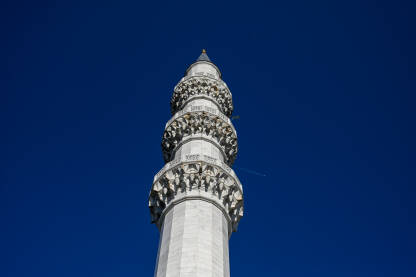 Minaret pored džamije. Minaret pored džamije. Avion prolazi iznad munare. Džamija u Ankari, Turska.