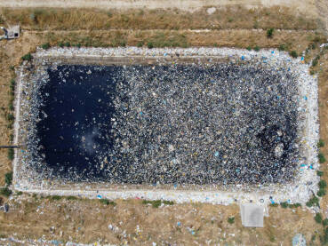 Rezervoar za vodu na deponiji smeća. Rezervoar za otpadne vode. Otpadne vode, pogled dronom iz zraka.