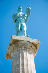Čuvena statua Pobednika, čuveni trijumfalni spomenik podignut je 1928. godine u Gornjem gradu beogradske tvrđave Kalemegdan.