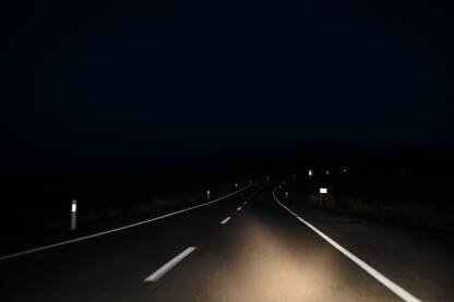 Noćna vožnja. Cesta noću. Svjetla od auta.