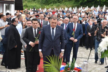Obilježavanje stradanja Srba u Srednjem Podrinju i Birču u Bratuncu, 31 godina, 1. juli 2023. godina.

Polaganje cvijeća Milorad Dodik.