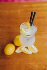 Limunada u staklenoj čaši na stolu