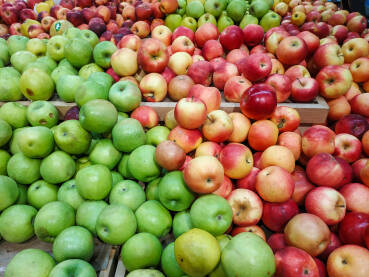 Svježe jabuke na prodaju u supermarketu. Crvene i zelene jabuke.