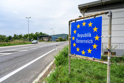 Znak na ulazu u Republiku Austriju. Granica između Austrije i Slovačke. Österreich.
​