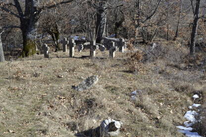 Staro mješovito groblje u selu Gornje Luko u kojem se jedni pored drugih nalaze i križevi i stećci i nišani.