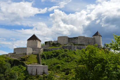 Stari grad Tešanj, dvorac, tvrđava iz srednjeg vijeka