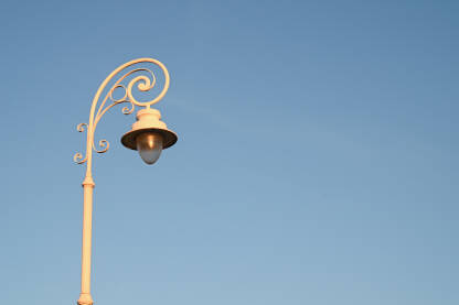 Ulična svjetiljka tokom zalaska sunca. Rasvjeta.