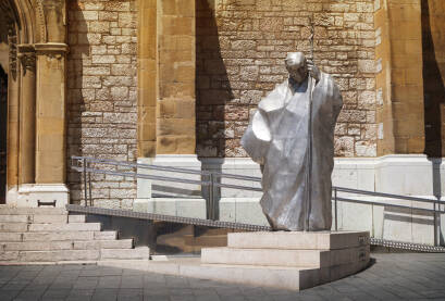 Spomenik papi Ivanu Pavlu II ispred Katedrale Srca Isusova u Sarajevu.