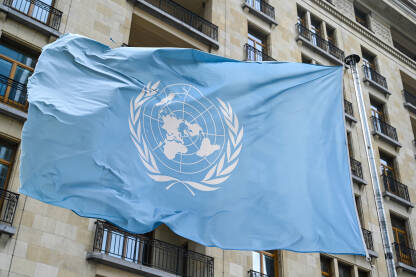 Zastava Ujedinjenih nacija vijori se na vjetru. UN zastava.