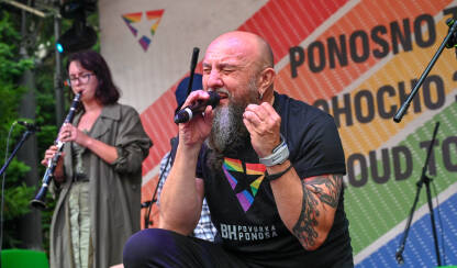 Pjevač grupe Kultur Shock, Srđan Gino Jevđević, pjeva na bini tokom Bh. povorke ponosa. Sarajevo, 24. jun 2023