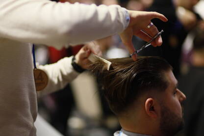 Skraćivanje kose pred finaliziranje moderne muške frizure.