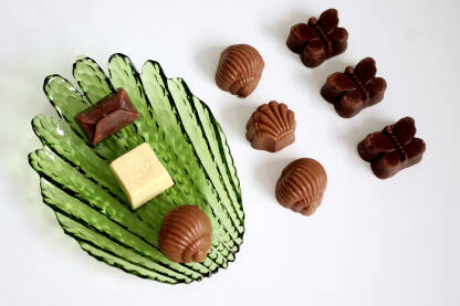 Čokoladice i zeleni tanjirić