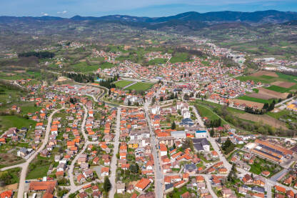 Kosjeric, Zlatiborski okrug, Srbija Kosjeric pogled na grad iz drona, Zlatiborski okrug, Srbija