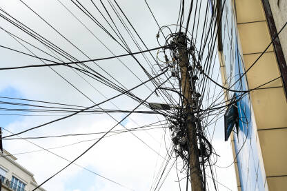 Mnogo električnih kablova na stubu. Mnogo električnih kablova na stubu. Električna energija. Prijenos električne energije.
