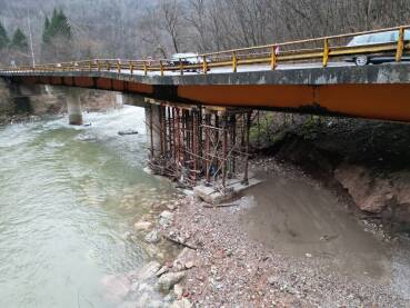Most kojeg osiguravaju pulcevi ispod.