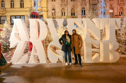 Zagreb, Hrvatska: Ljudi se fotografiraju ispred adventskog znaka. Natpis u centru grada.