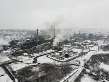 Zagađenje zraka iz tvornice. Snimak dronom na industrijski kompleks. Fabrički dimnjaci ispuštaju zagađen plin. Industrijsko onečišćenje vazduha.