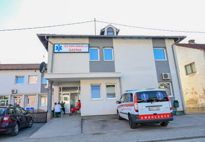 Sapna: Zgrada Doma zdravlja. Ambulantno vozilo ispred Doma zdravlja u Sapni.