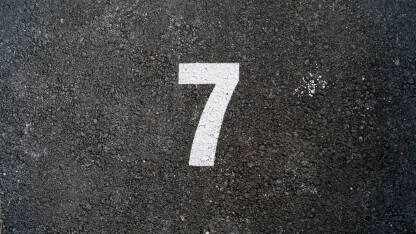 Broj sedam na asfaltu