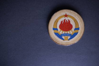 Grb SFR Jugoslavije Suvenir sa grbom SFR Jugoslavije na tamnoj podlozi. Magnet, preslikana slika na komadu drveta.