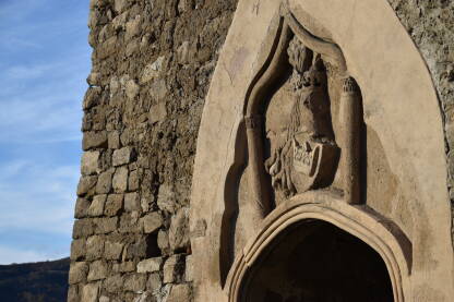 Kraljevski portal se nalazi na ulazu u jajačku tvrđavu. Na njemu je vidljiv grb kraljevske familije Kotromanića.