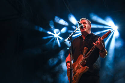 Rock bend Van Gogh iz Beograda. Zvonimir Đukić “Đule” pjeva i svira gitaru na bini na koncertu. Live stage festival.