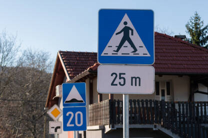 Saobraćajni znak za označeni pješački prelaz sa dopunskom tablom koja označava udaljenost pješačkog prelaza od znaka