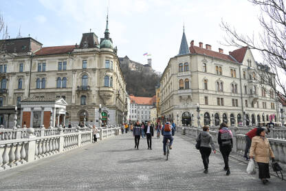 Ljubljana, Slovenija: Ljudi šetaju centrom grada. Tromostovje u Ljubljani.